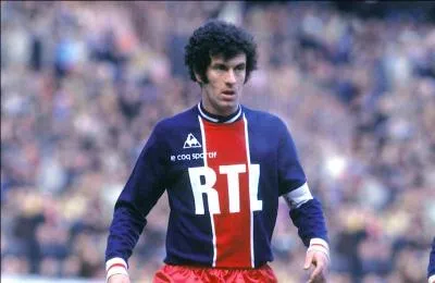 En 1982, qui est le joueur international algérien qui joue au PSG ?