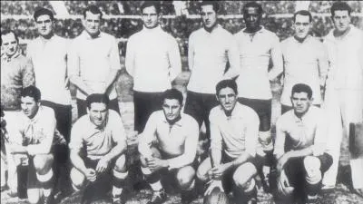 Quelle est la date de la première Coupe du monde ? (photographie de l'Uruguay pays organisateur et gagnant )