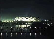 Quel est le stade ayant la plus grande capacité (150 000 personnes) ?