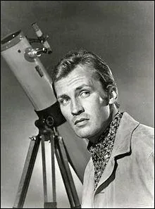 En 1967, la chaîne ABC diffuse les premiers épisodes de la série "Les Envahisseurs". Qui interprète le rôle de David Vincent ?