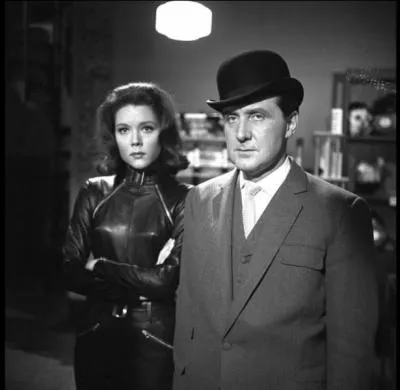 À partir de 1961, dans "Chapeau melon et bottes de cuir", comment s'appelle le personnage principal, présent dans toutes les saisons de la série ?