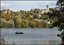 Vous apercevez derrière la Seine, au milieu des arbres, la ville francilienne de Herblay. Elle se situe dans le département ...
