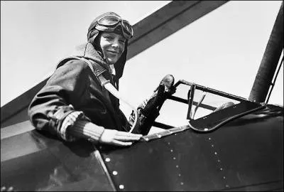 Quel océan l'aviatrice Amélia Earhart a-t-elle traversé en juin 1928 ?