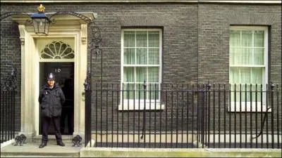 Identifiez le lieu, et peut-être trouverez-vous le nom d'un chanteur français qui fit scandale !