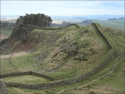 L'empereur romain Hadrien en 122 après J.-C. fit construire un mur. Mais dans quel pays a -t-il été érigé ?