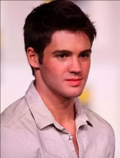 Quel acteur joue Jeremy Gilbert ?
