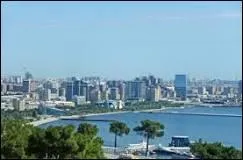 Mon premier n'est pas en haut. Mon second soutient votre tête. Mon tout est la capitale de l'Azerbaïdjan.