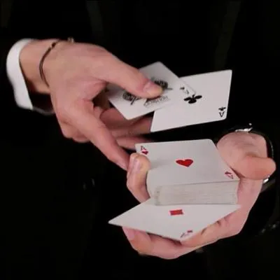 Comment s'appelle la magie utilisant les cartes ?