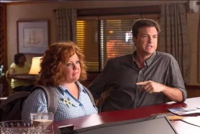 Dans quel film Jason Bateman joue-t-il au côté de Melissa McCarthy, celle-ci incarnant une fraudeuse ?