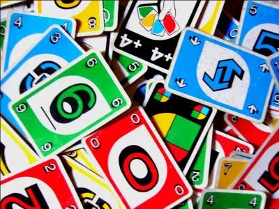 En jouant à ce jeu, que faut-il s'écrier lorsqu'il nous reste une seule carte ?