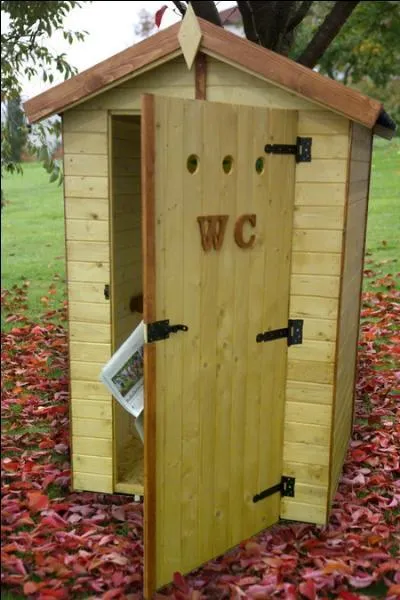 C'est un joli petit trou, tout entouré de cailloux !