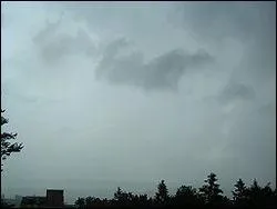 Ce nuage est capable de créer des pluies faibles, quel est son nom ?