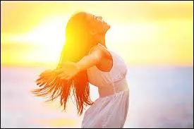 Quand une personne voit la vie de manière positive, on dit qu'elle voit la vie...