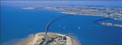 Regardez bien votre carte et dites-moi quelle île se trouve à l'ouest de La Rochelle ?