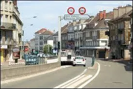 Nous sommes dans le centre de Saint-Cyr-l'École. Connue pour son lycée militaire, cette ville francilienne se situe dans le département ...