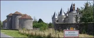 Nous entrons dans Bourg-Archambault et nous passons devant son château. Commune Viennoise, elle se situe en région ...