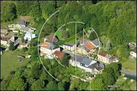 Peuplé de 81 habitants, Omont, le plus petit chef-lieu de canton de l'arrondissement de Charleville-Mézières se situe dans le département ...