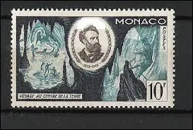 Avez-vous reconnu ce célèbre auteur français ? Si oui, il s'agit bien sûr de :