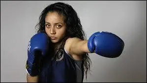 Comme dans de nombreux sports de combats et autres arts martiaux, la notion de respect est également fort présente dans l'art de la savate. Par conséquent, on se doit tout naturellement de saluer son adversaire/partenaire et surtout son instructeur. De quelle manière procède-t-on ?