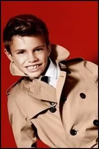 Comment s'appelle le cadet de la famille Beckham  ? (en d'autres termes, c'est qui, là, sur, la photo ?)