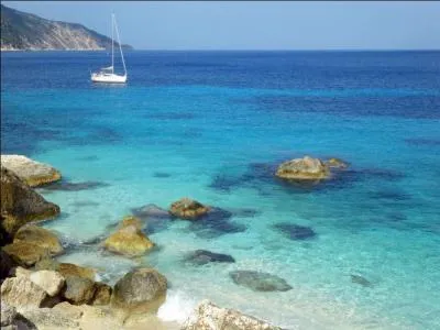 Quel chanteur est l'auteur de la très célèbre chanson, 'La Mer' ?