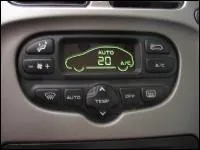 La climatisation automobile fait augmenter la consommation du carburant de...
