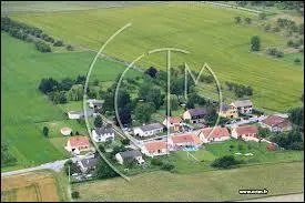 Nous survolons Méhoncourt. Village lorrain du nouveau canton de Lunéville-2, il se situe dans le département ...