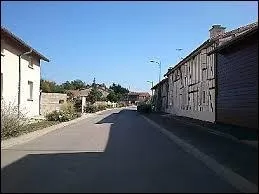 Nous traversons Plichancourt, village Marnais situé en région ...