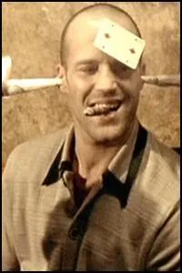 Dans ce film de Guy Ritchie, Eddy joue la plus grosse partie de cartes de sa vie ! Ce qu'il ne sait pas, c'est que la partie est truquée, et qu'il va se retrouver, à son issue, avec 500 000 livres de dettes... Dans quel film était-ce ?