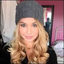 Habite-t-elle chez ses parents ?