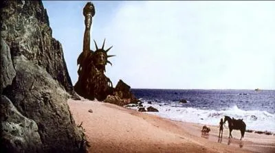 Charlton Heston : Le colonel George Taylor, en atterrissant sur cette planète, ne s'attendait pas à ce qu'on lui cherche des poux dans la tête !