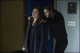 Qui pointe son arme sur Elizabeth ?