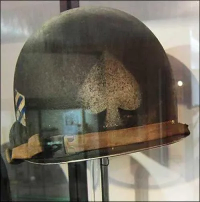 Pendant la Seconde Guerre Mondiale, les GI étaient reconnnaissables à l'as de pique peint sur le côté de leurs casques. On pouvait ainsi savoir qu'ils appartenaient à :