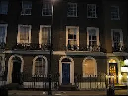 Qui rend visite à Harry, Ron et Hermione au 12 Square Grimmaurd et veut partir avec eux ?