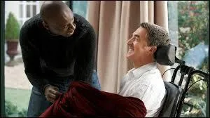 Ce film commence la nuit, c'est l'histoire d'un jeune d'origine sénégalaise de banlieue engagé par hasard, il s'occupe d'un riche aristocrate, tétraplégique. Pourquoi Philippe est-il comme cela ?