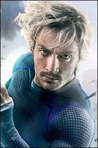 Celui-ci est un autre habitué des films de super-héros puisqu'il incarnait déjà le très maladroit "Kick-Ass" en 2010. Dans ce film, il interprète Quicksilver. Il s'agit de :