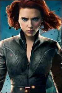 Qui joue le rôle de la mystérieuse et athlétique Veuve Noire ?