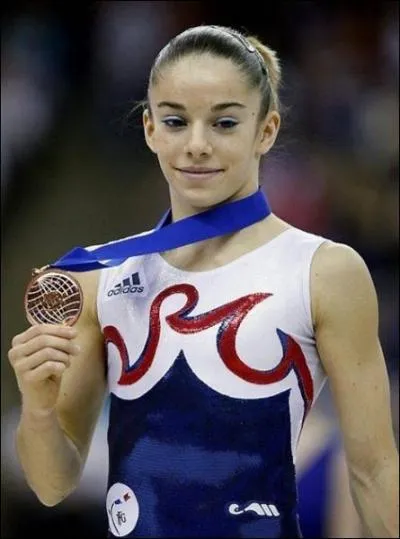 Quel est le nom de cette championne de gymnastique ?