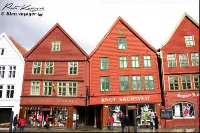 Quelle ville est représentée sur cette carte postale (regardez-bien les enseignes) ?