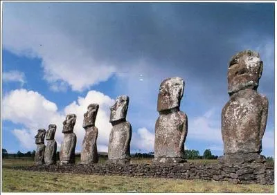 Cet alignement de statues vous permet de savoir que votre ami, très chanceux, est actuellement en voyage :