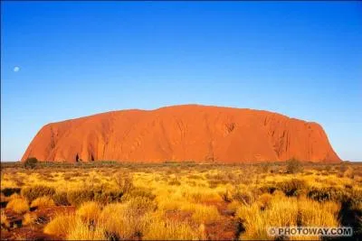 Voilà encore une carte montrant un site touristique emblématique d'un pays. Lequel ?