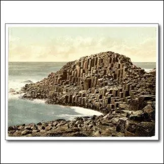 Vous recevez cette carte postale. De quel pays provient-elle ?