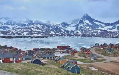 Village coloré, morceaux de banquise dérivant dans la baie, montagnes enneigées au décor minéral. Pas de doute possible, cette carte postale vient :