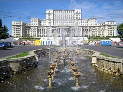 Cette immense bâtisse, le palais du Parlement de Bucarest, se trouve...