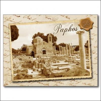 Découvrez cette église de Paphos située sur une île méditerranéenne. La silhouette de l'île et deux rameaux d'olivier qui se croisent sont dessinés sur le drapeau blanc de ce pays. Lequel ?