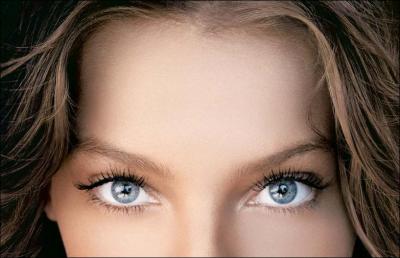 Le bleu profond des yeux d'une jolie fille est aussi attirant pour vous que ...