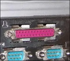 Voici le "port parallèle", le plus grand port situé à l'arrière d'un PC. À quoi sert-il ? À brancher...