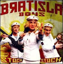 De quel pays imaginaire le groupe fictif Bratisla Boys, auteur du tube "Stach Stach" en 2002 est-il originaire ?