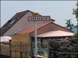Nous entrons dans Landremont, village lorrain situé dans le département ...