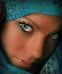 ''Plus bleu que tes yeux'' a été chanté par Édith Piaf mais ce titre avait été créé par un chanteur ou une chanteuse à la très longue carrière. Qui est-ce ?